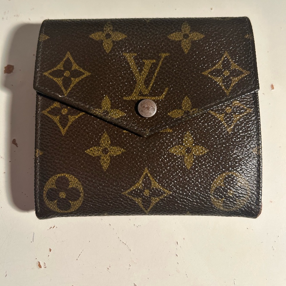 LV COMPACT WALLET USED